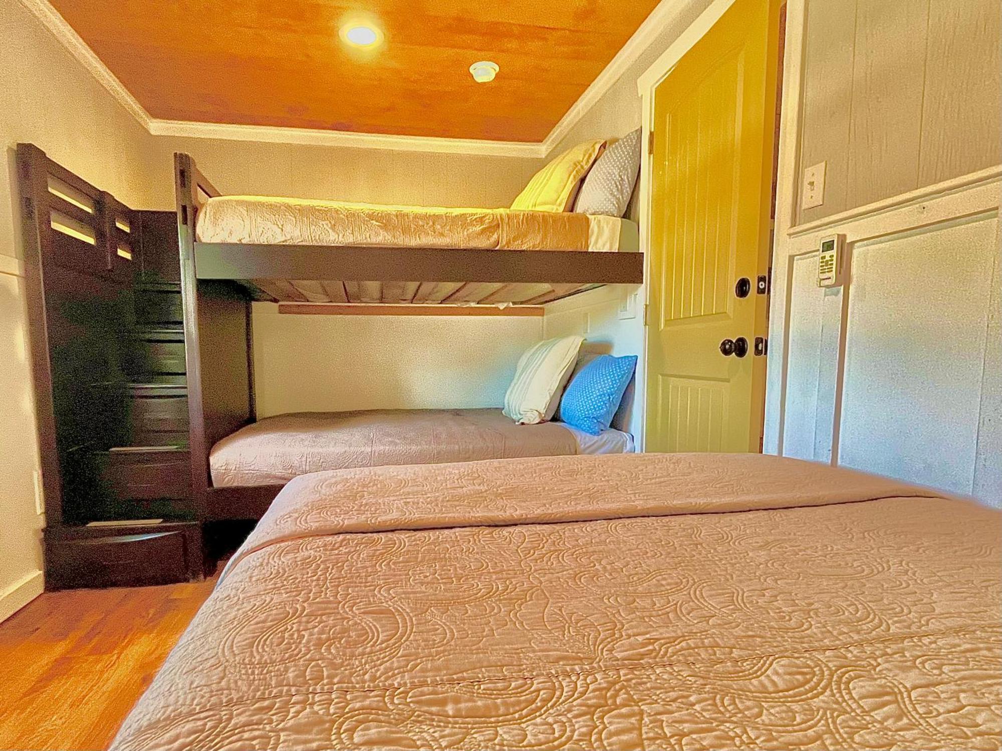 The Alexander At Creek Road Hotel Dripping Springs Room photo